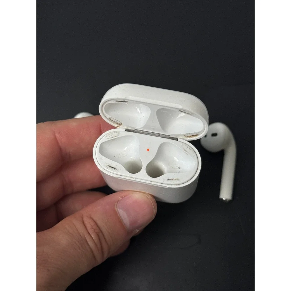 Apple AirPods 1st Gen Wireless Headphones with Charging Case White FOR PARTS